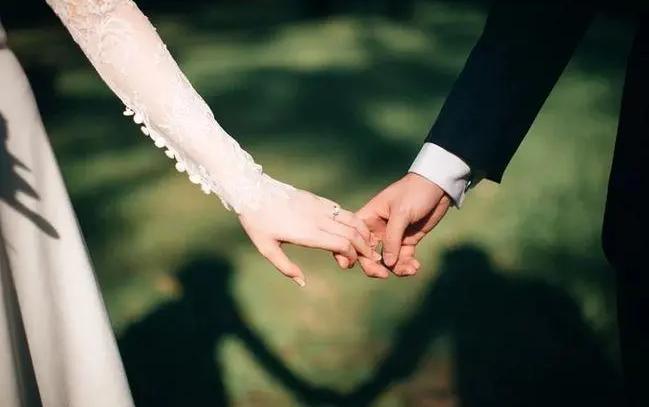 2001年的蛇女什么时候动婚（2001年属蛇姻缘在哪年最旺盛）
